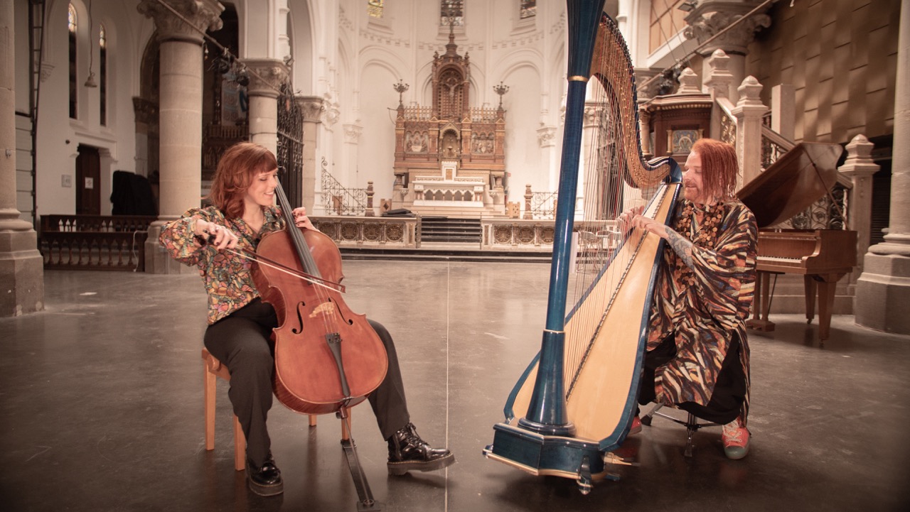 Duo Loma en concert dans une église : violoncelle et harpe